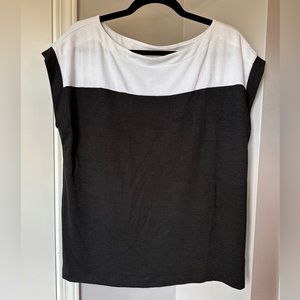 Good condition Gap women’s black and white color block shirt short sleeved